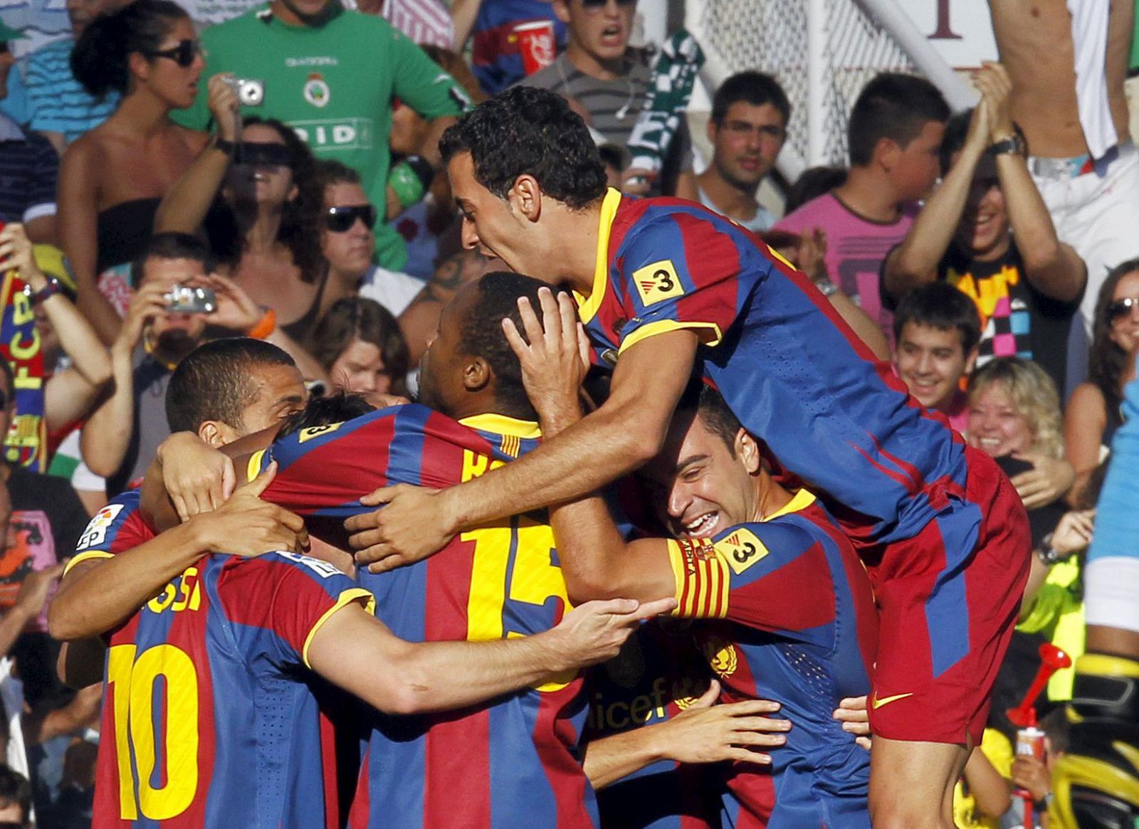 Los jugadores del FC Barcelona celebran su primer gol frente al Racing de Santander