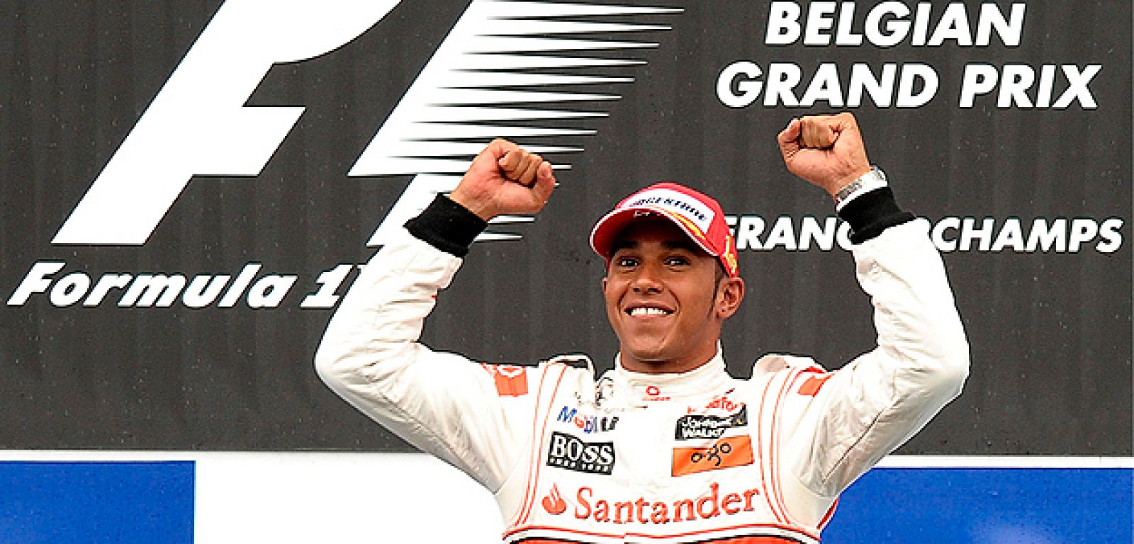 El británico Lewis Hamilton celebra tras adjudicarse la victoria en el Gran Premio de Bélgica, por delante del australiano Mark Webber, mientras que Fernando Alonso ha abandonado por accidente a siete vueltas del final.