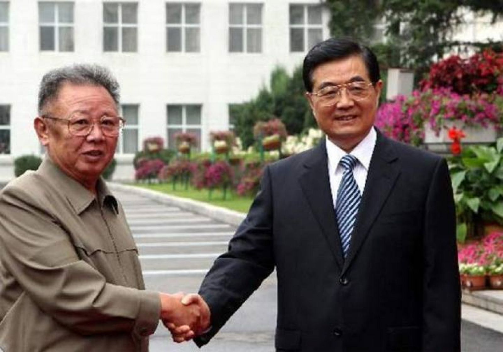 Imagen del encuentro entre Kim y Hu difundida por los medios oficiales chinos.