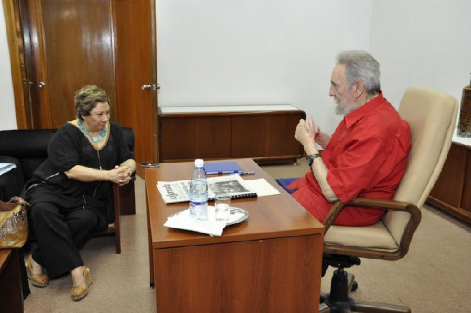 La directora del diario mexicano 'La Jornada', Camen Lira, durante su entrevista con Fidel Castro.