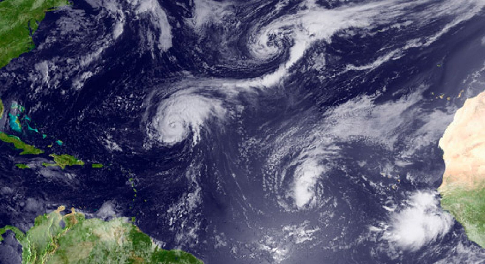 Imágenes desde el satélite del ya ciclón "Earl"