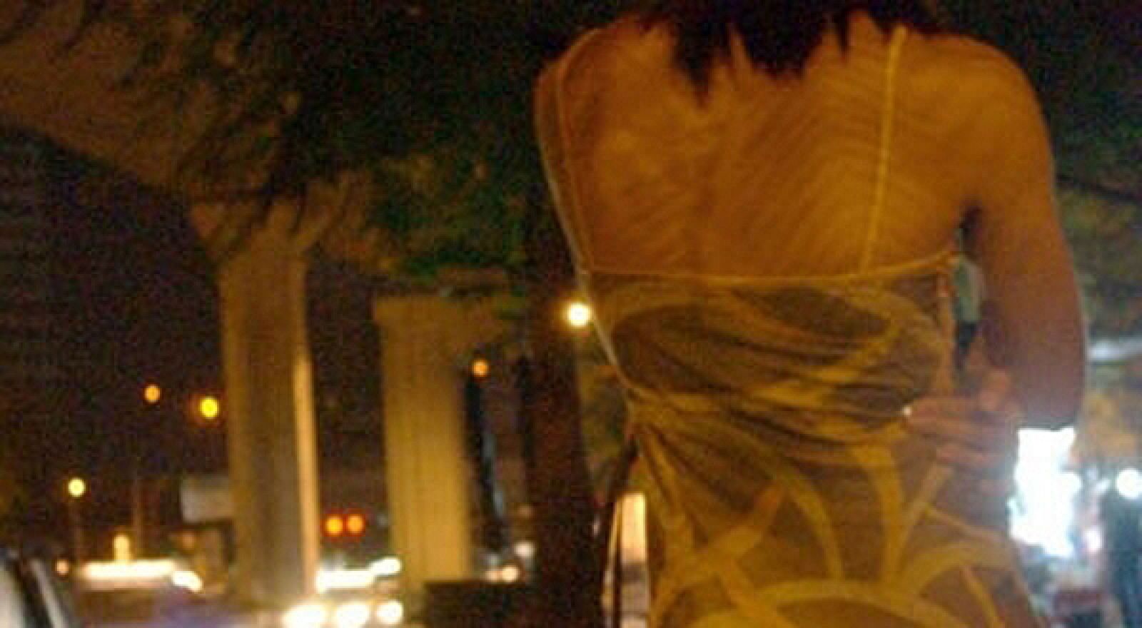 Una prostituta de espaldas en la calle
