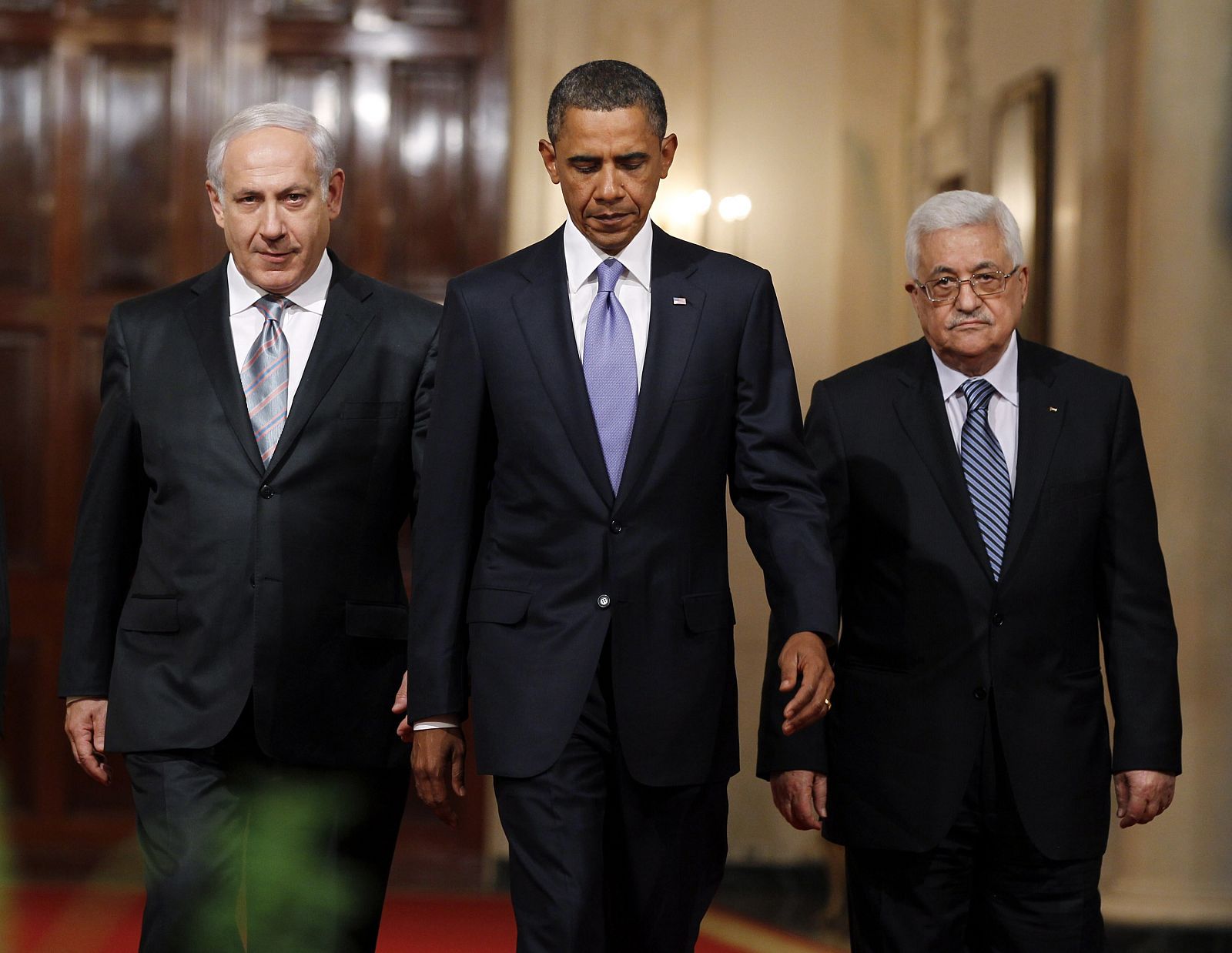 Benjamin Netanyahu (i), Barack Obama y Mahmud Abbas (d)