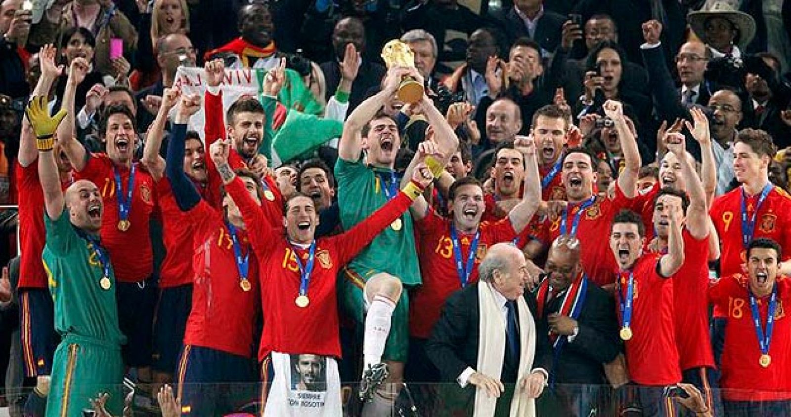 Los jugadores de la selección española de fútbol levantan la copa como ganadores del Mundial de Sudáfrica el 11 de julio de 2010.