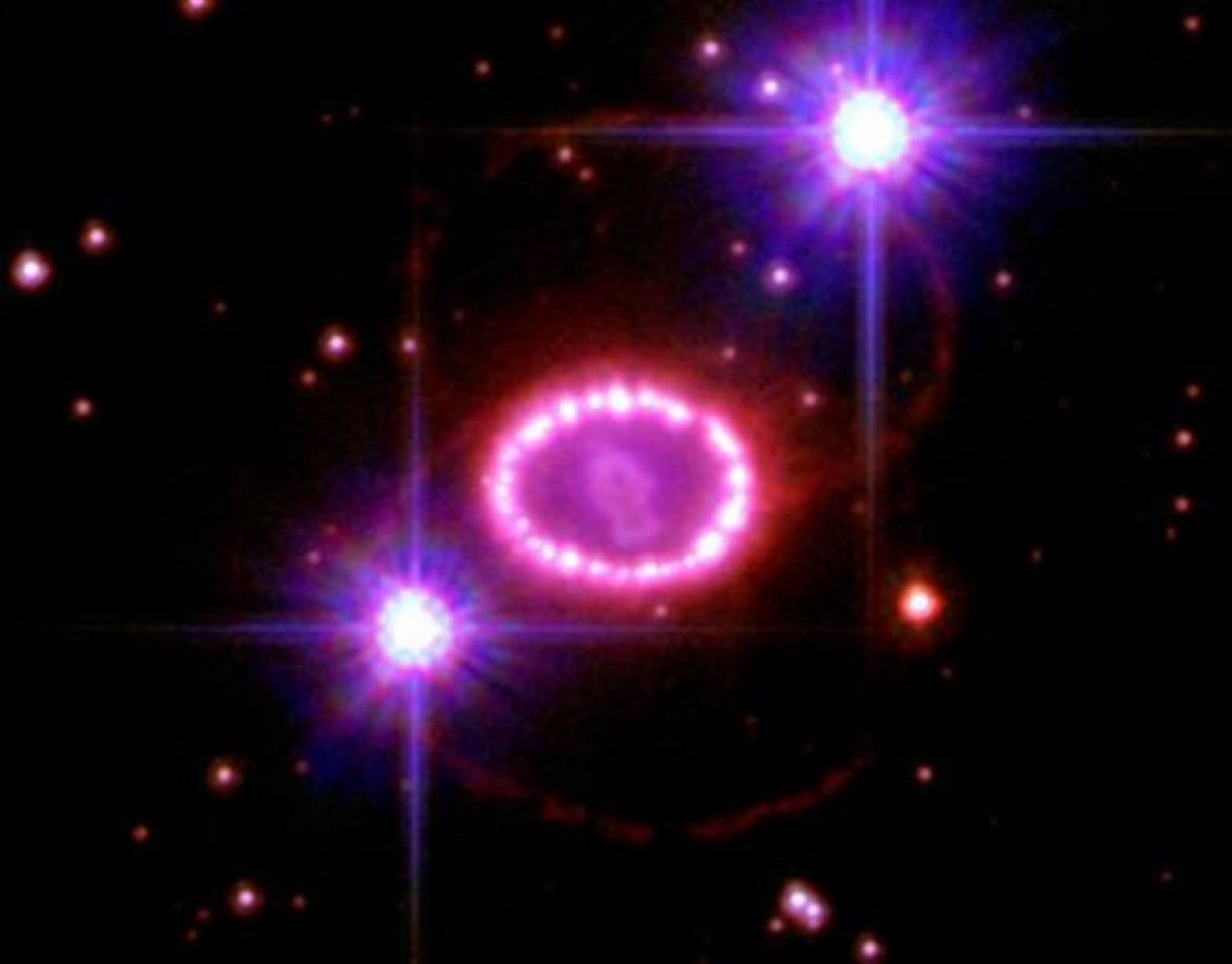 Imagen en la que se aprecia el 'collar de perlas' que rodea el remanente de la supernova SN1987A