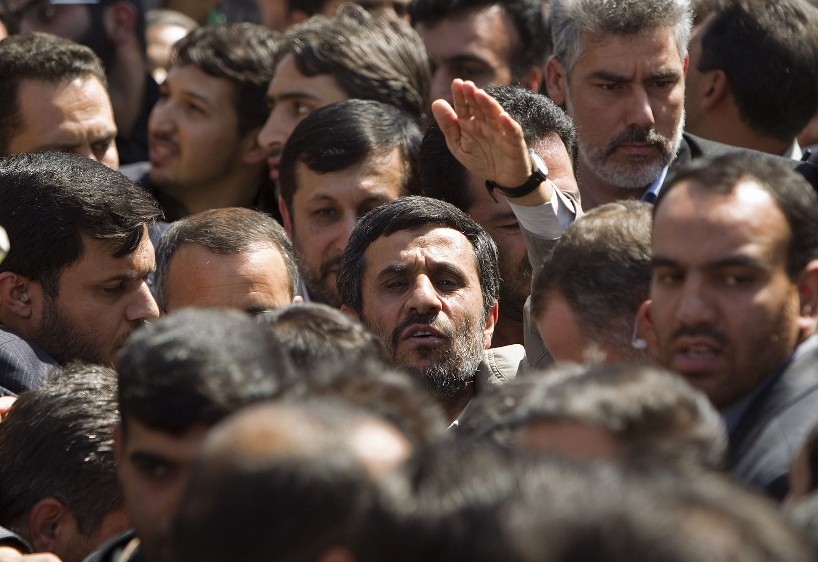 El presidente iraní, Mahmoud Ahmadineyad, rodeado de manifestantes en la celebración del Día de Jerusalén.
