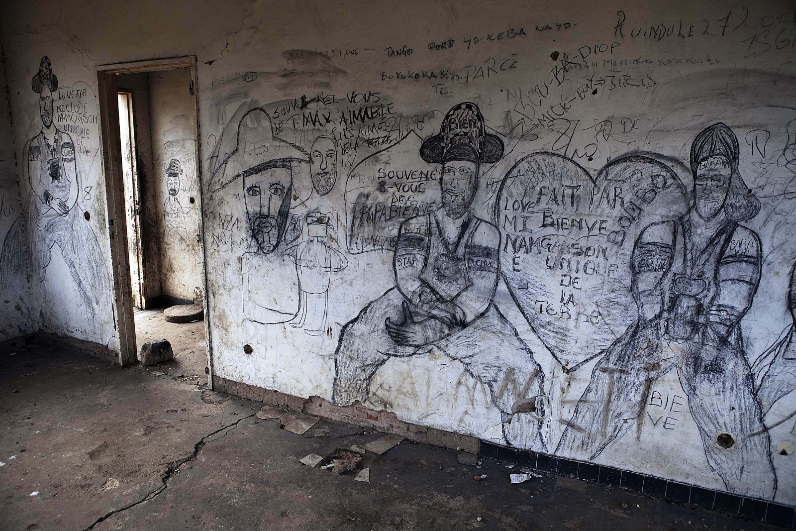Una pared de una casa abandonada en el Congo recuerda el conflicto armado que vive el país