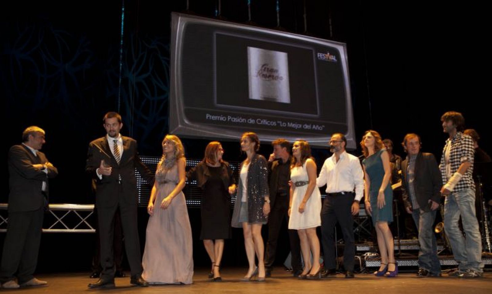 Los productores Ramón Campos, Teresa Fernández Valdés y parte del reparto recogen el premio