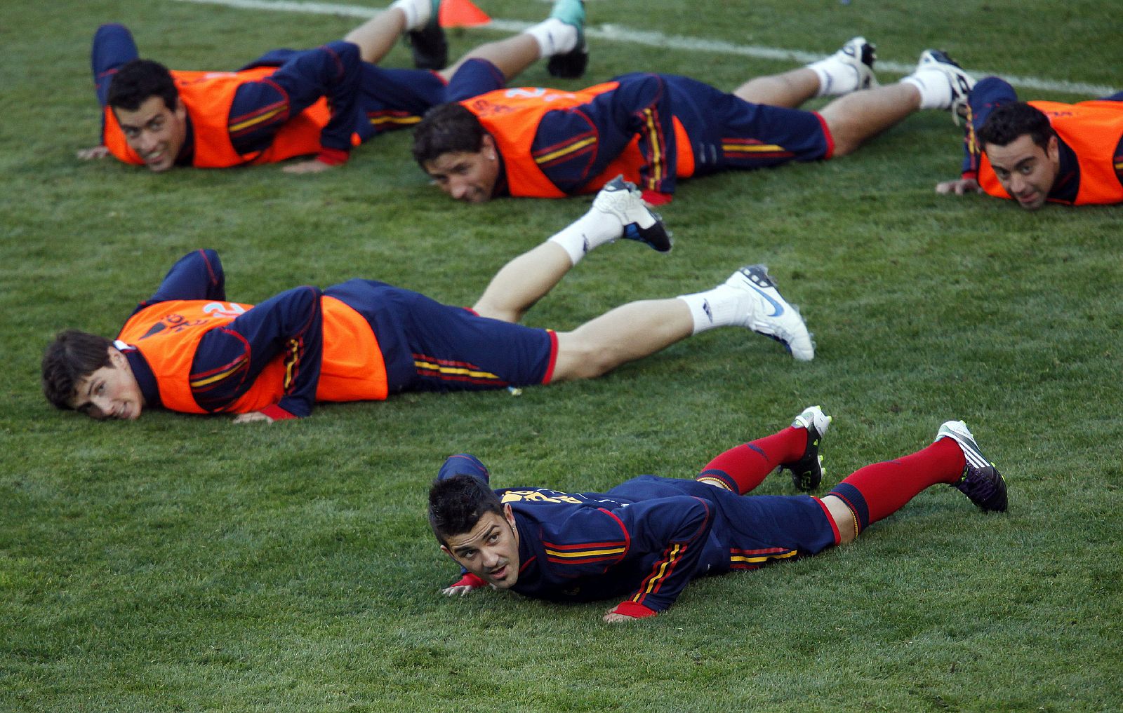 Los jugadores de la selección española, cuerpo a tierra en uno de los ejercicios del entrenamiento previo al amistoso ante Argentina, en el estadio de 'La Bombonera' de Boca Juniors.