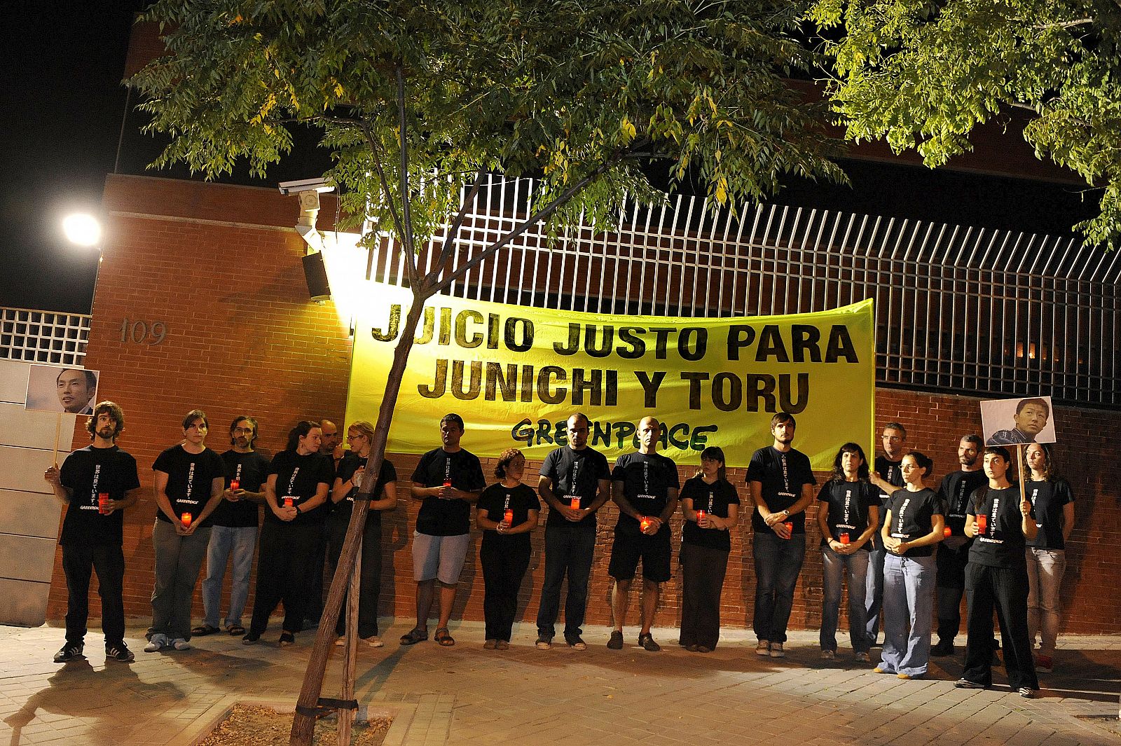 Miembros de Greenpeace se manifiestan frente a la embajada de Japón, en apoyo de Junichi Sato y Toru Suzuki