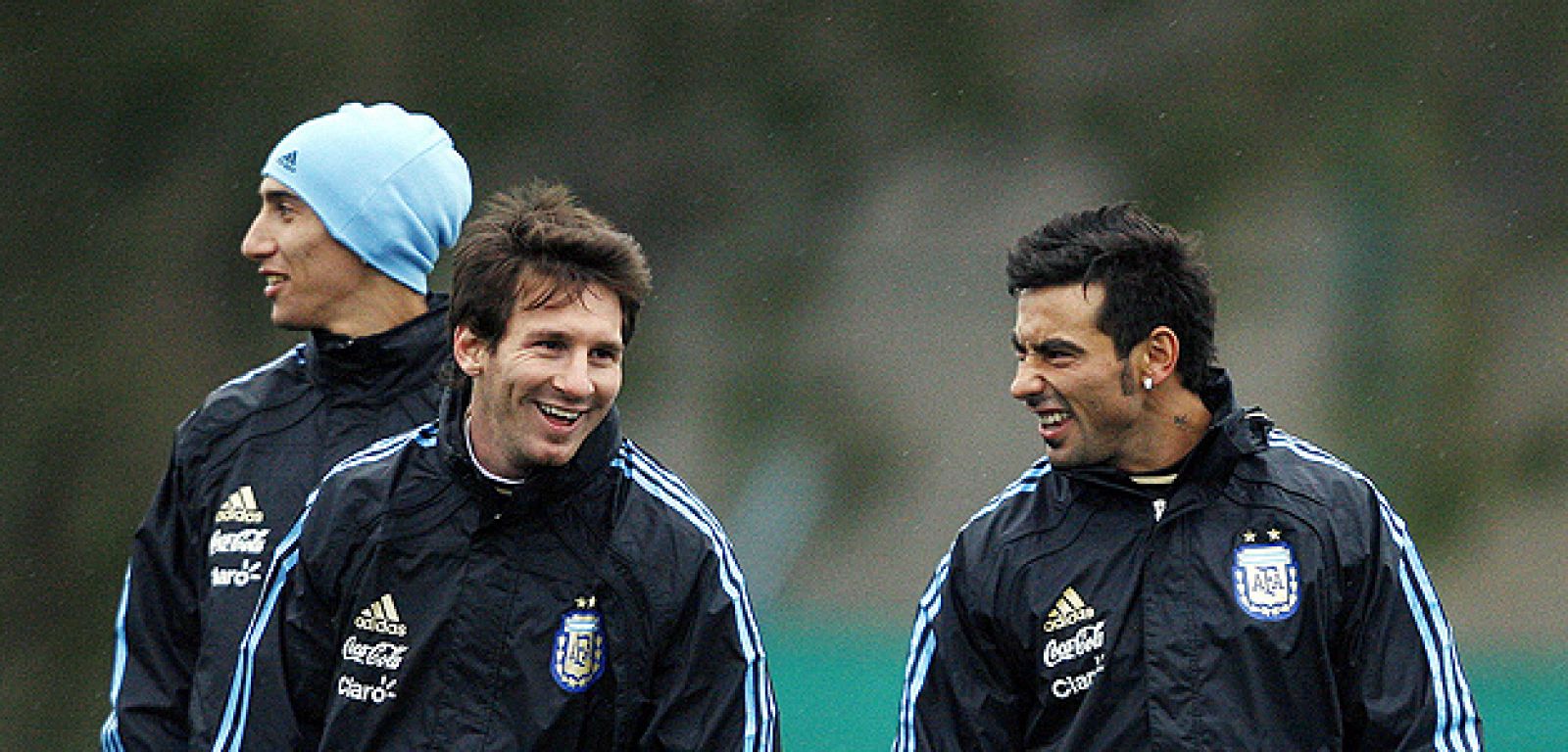 Los jugadores del seleccionado argentino Ángel Di María, Lionel Messi y Ezequiel Lavezzi conversan durante una entrenamiento antes de enfrentarse a España.