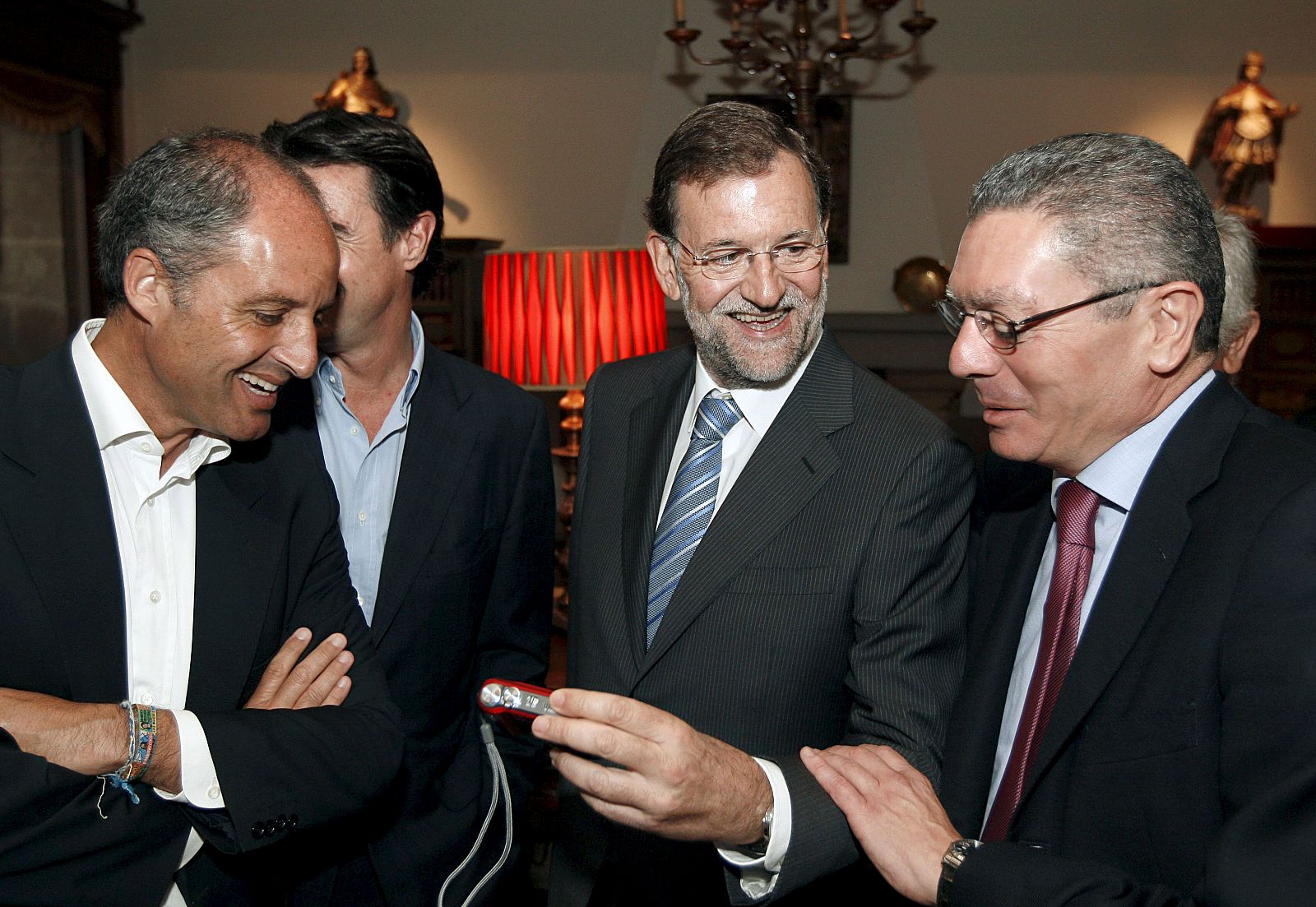 Mariano Rajoy, junto al presidente de la Comunidad Valenciana, Francisco Camps, y al alcalde de Madrid, Alberto Ruiz Gallardón.