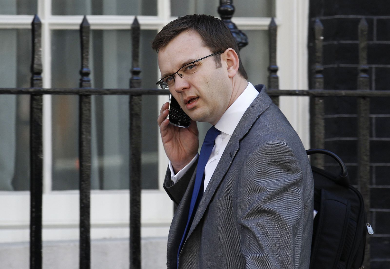 El asesor de comunicación de Cameron, Andy Coulson, hablando por teléfono.