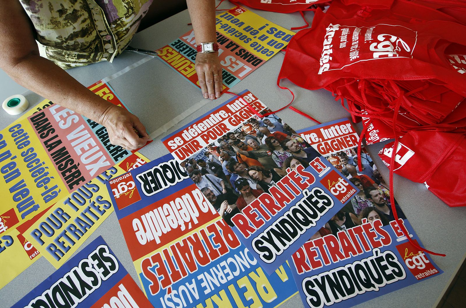 Una afiliada de la CGT prepara los carteles para la manifestación de este martes en Marsella.