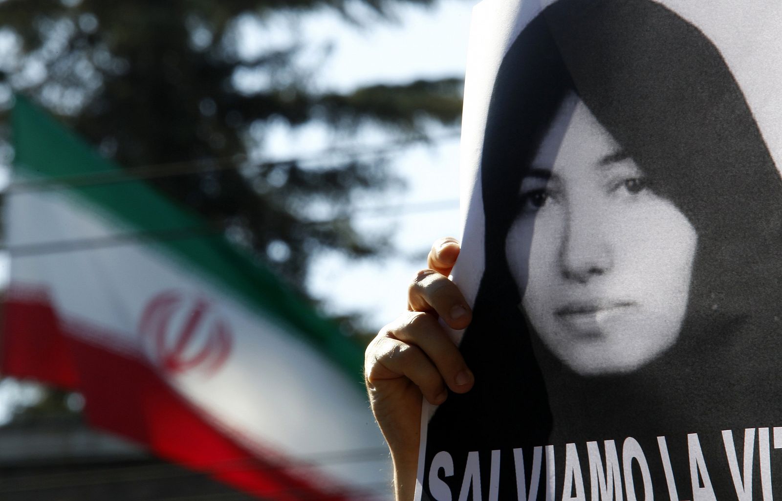 Una manifestante sostiene una fotografía de Sakineh Ashtiani frente a la embajada de Irán en Roma.