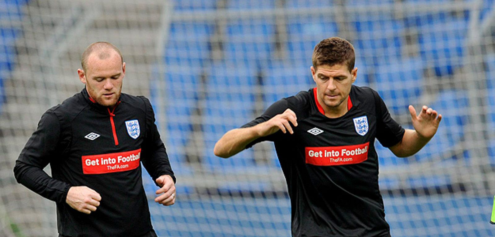 El capitán de la selección inglesa de fútbol, Steven Gerrard, y el delantero Wayne Rooney, realizan ejercicios durante el entrenamiento.  Inglaterra se enfrentará mañana a Suiza en partido clasificatorio para la Eurocopa 2012.