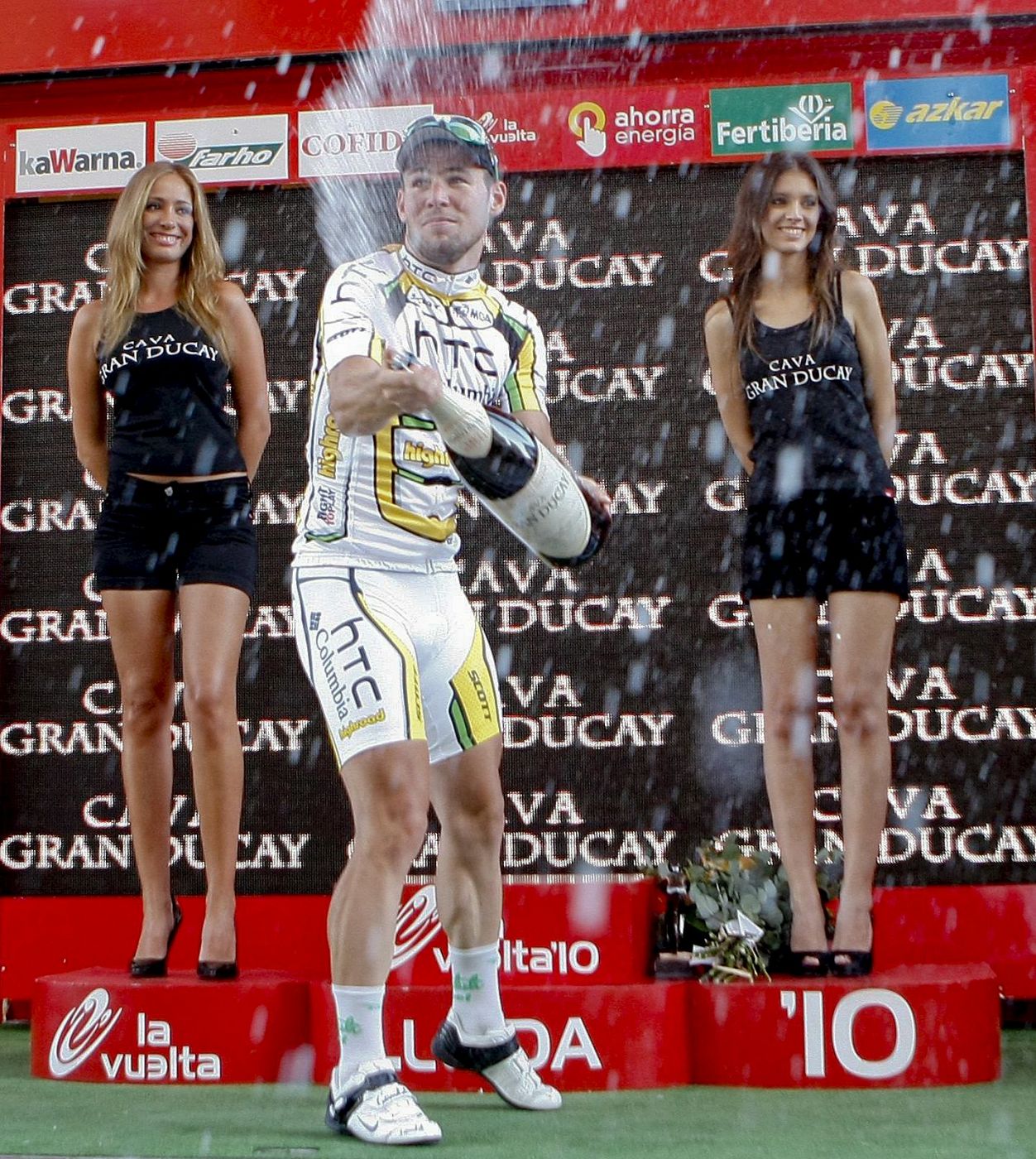 El corredor del Columbia Mark Cavendisch celebra en el podio su victoria en la duodécima etapa de la vuelta ciclista a España 2010.