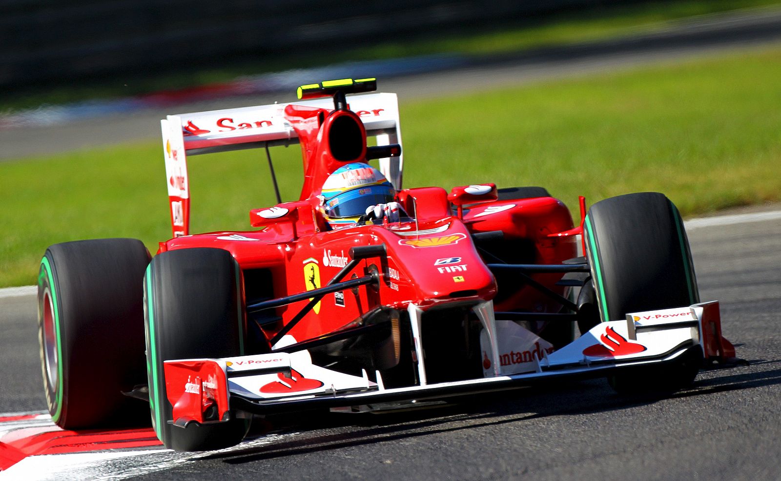 El piloto español Fernando Alonso (Ferrari) acelera su monoplaza durante la tercera sesión de entrenamientos para el Gran Premio de Italia.