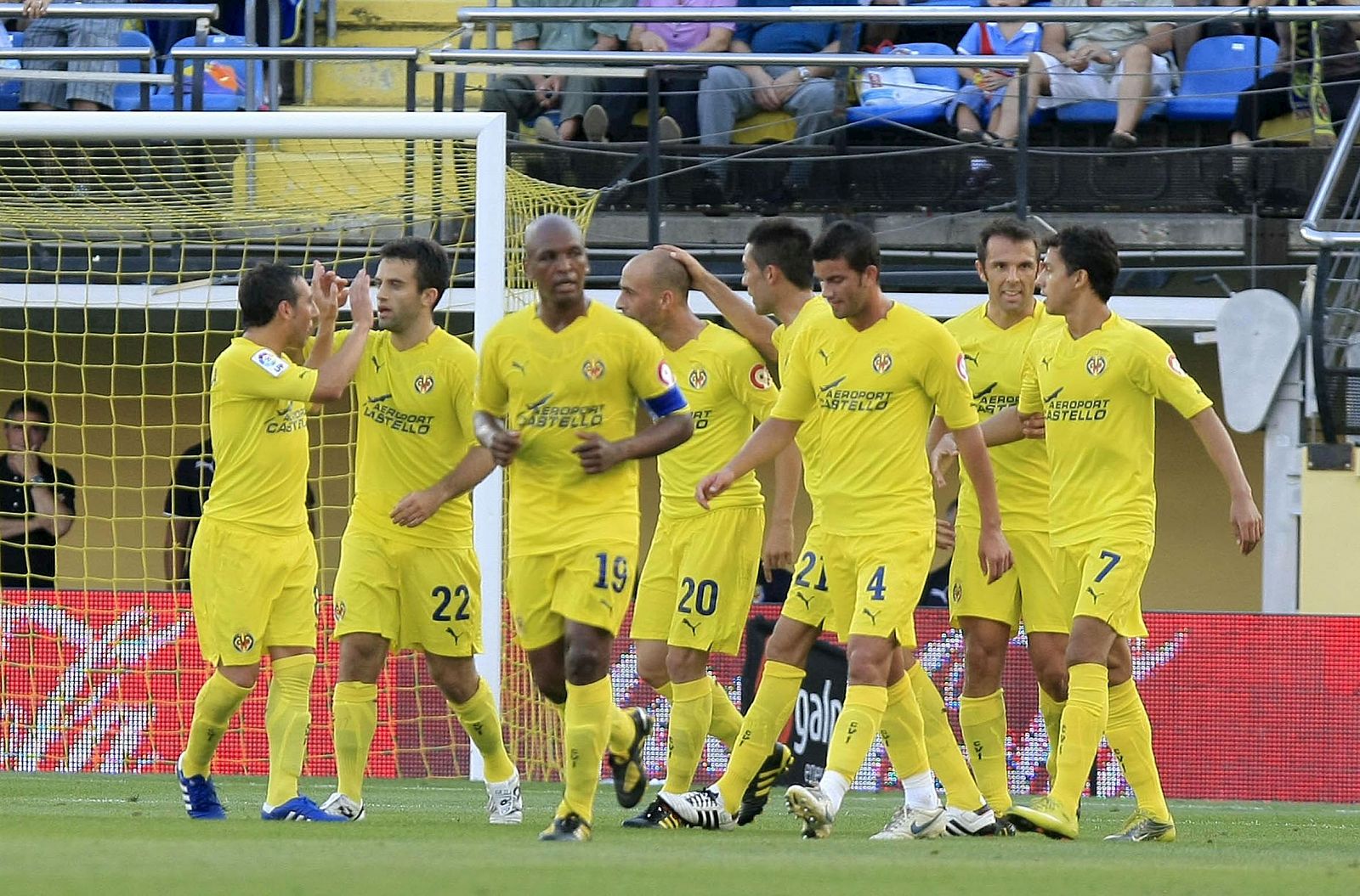 Los jugadores del Villarreal CF celebran el gol de Rossi en la goleada frente al RCD Espanyol.