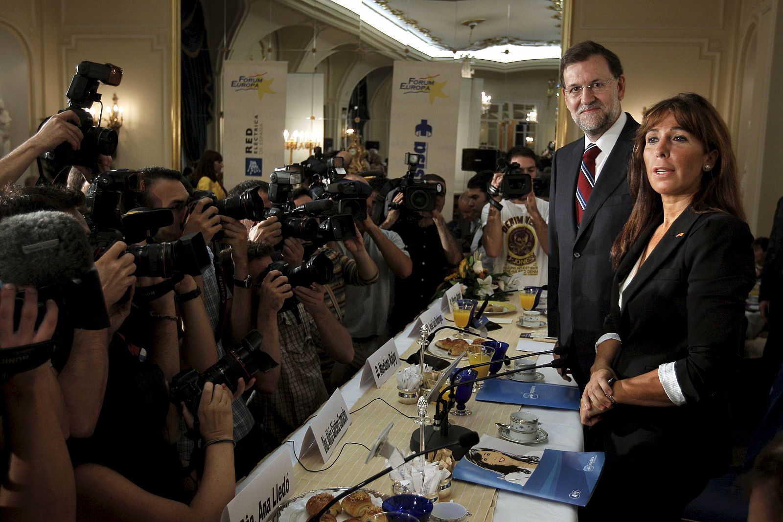 Alicia Sánchez Camacho prosa para la prensa junto al presidente del PP, Mariano Rajoy.
