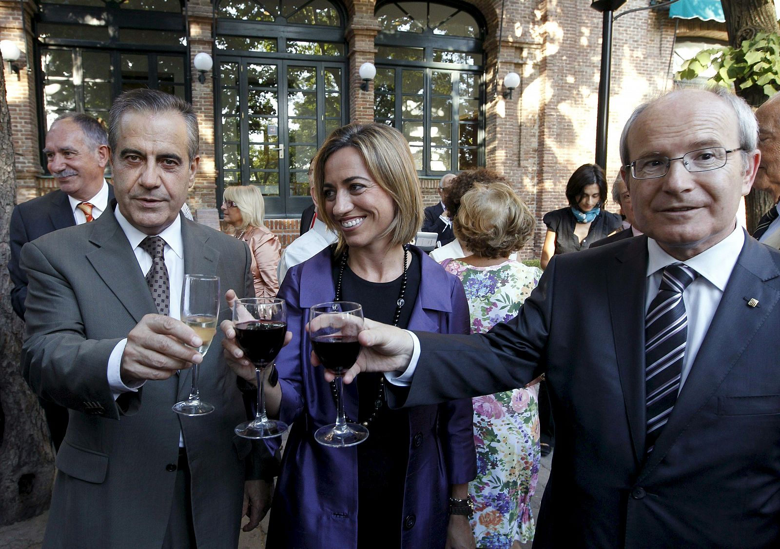 La ministra de Defensa, Carme Chacón, y el titular de Trabajo, Celestino Corbacho (i), arropan al presidente de la Generalitat, José Montilla, en Madrid.