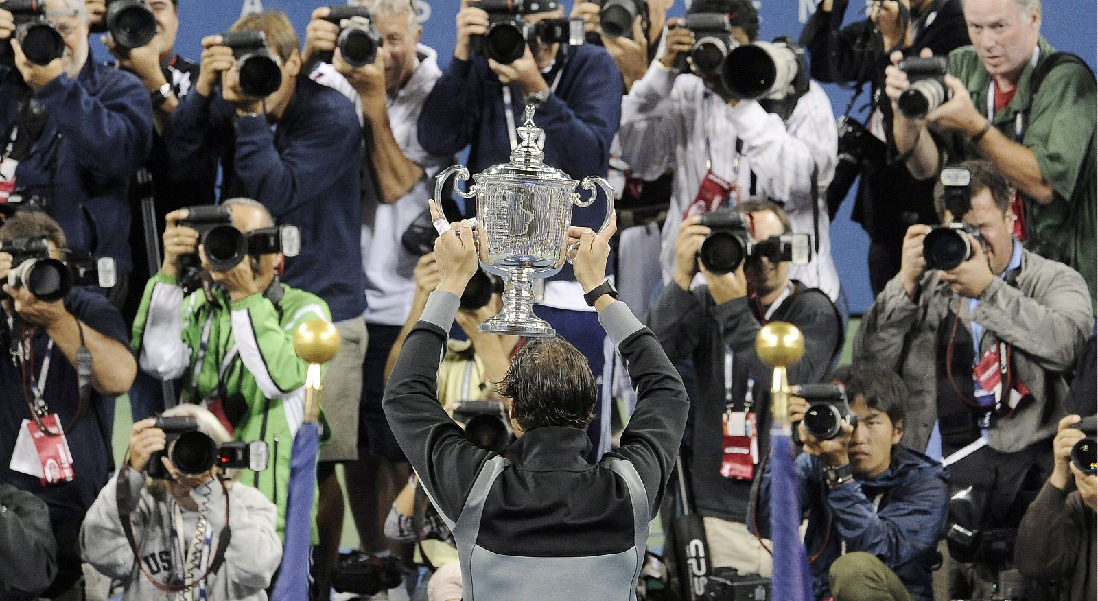 El español Rafael Nadal posa para los fotógrafos con el trofeo del Abierto de Tenis de Estados Unidos después de derrotar al serbio Novak Djokovic.