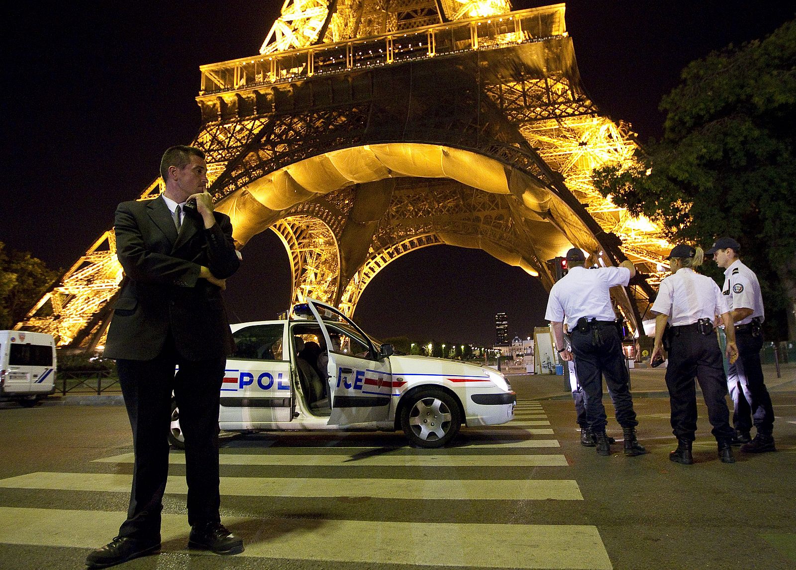 La Torre Eiffel, rodeada de policías.