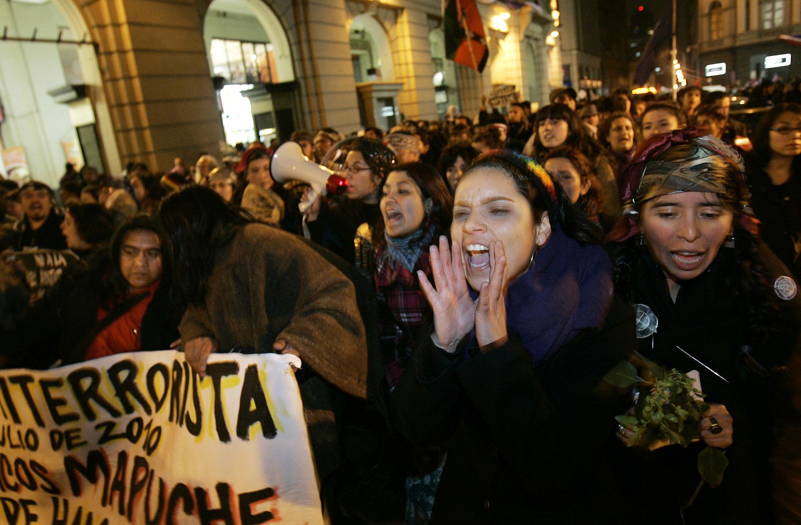Manifestantes en apoyo a los presos mapuches en Santiago de Chile