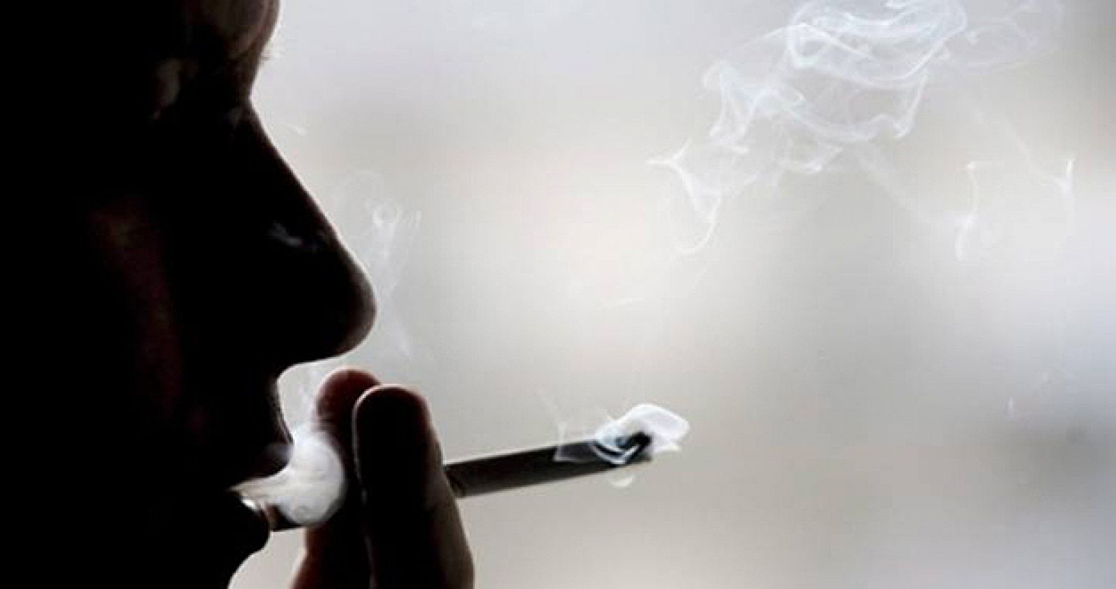 La Ley antitabaco estatal prohibirá fumar en los espacios públicos cerrados.