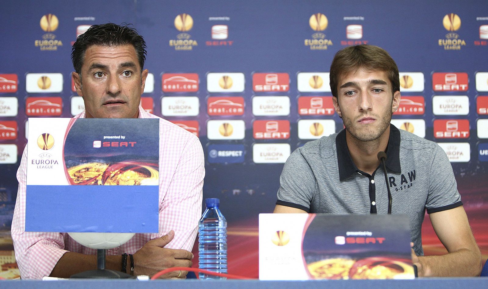 El entrenador del Getafe, José Miguel González "Míchel" (izda), junto a su jugador Rafael López