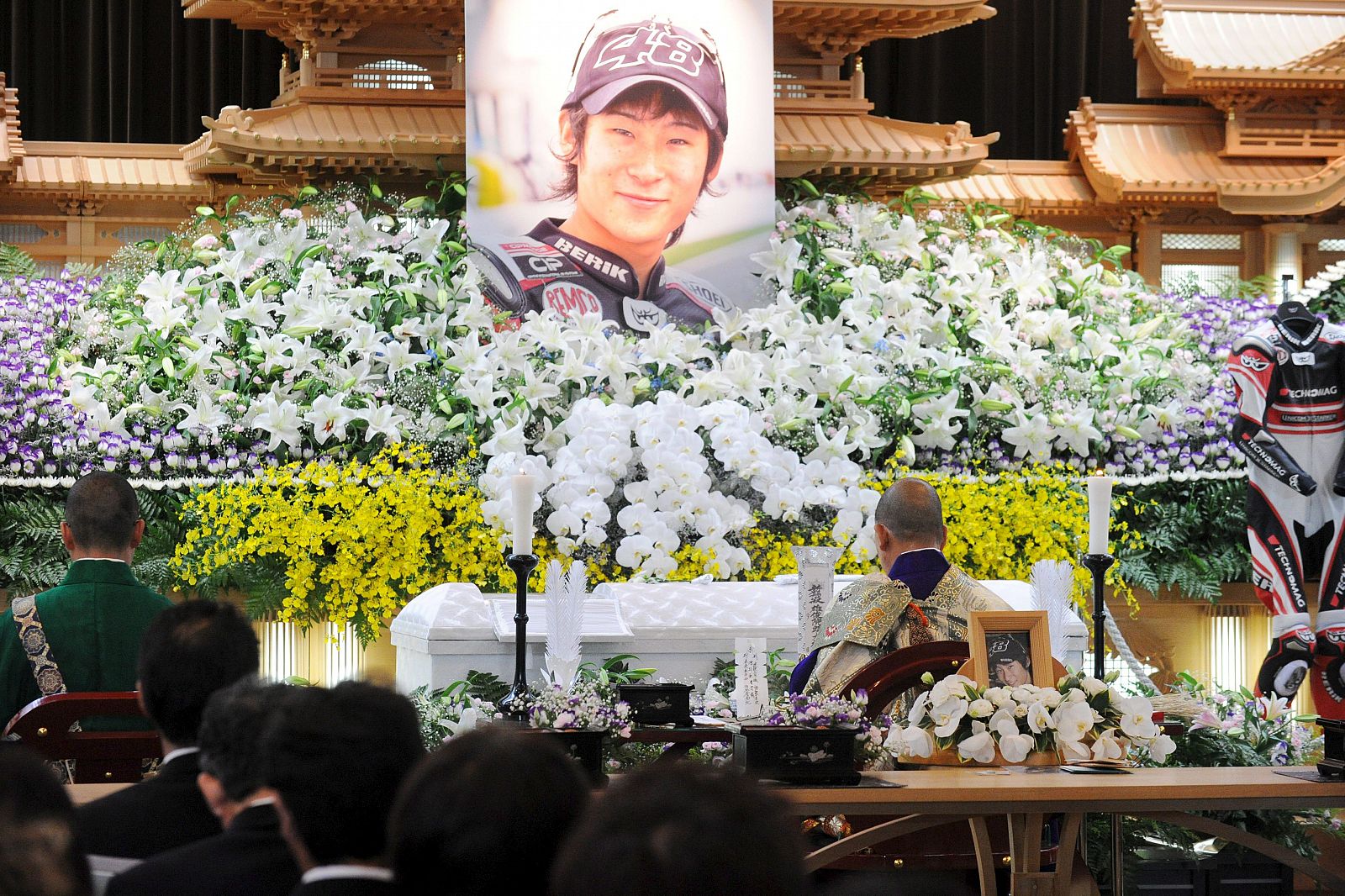 Un monje budista recita plegarias durante el funeral de Tomizawa.