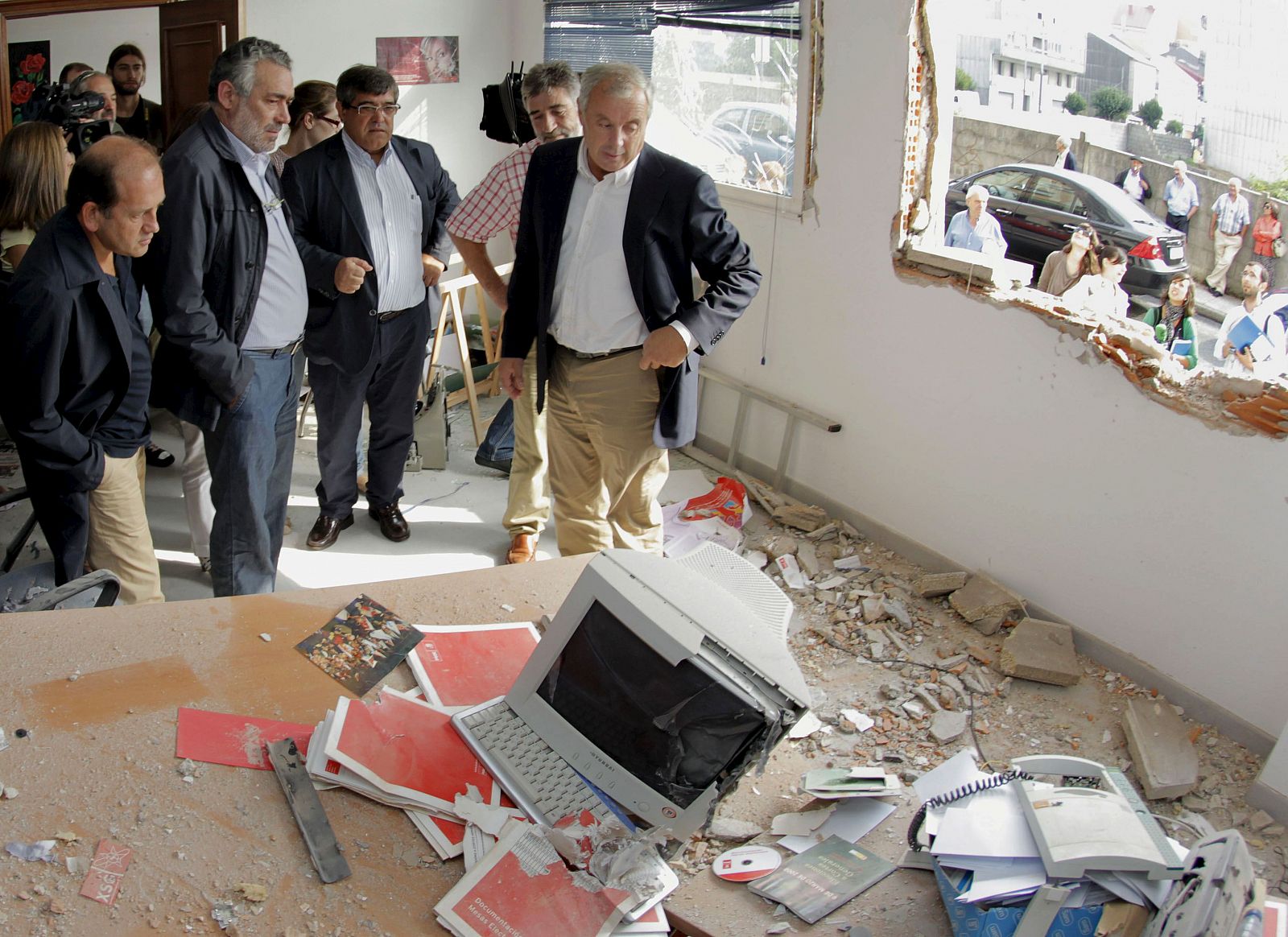 El artefacto ha provocado importantes daños materiales en la sede del PSOE en A Estrada, Pontevedra.