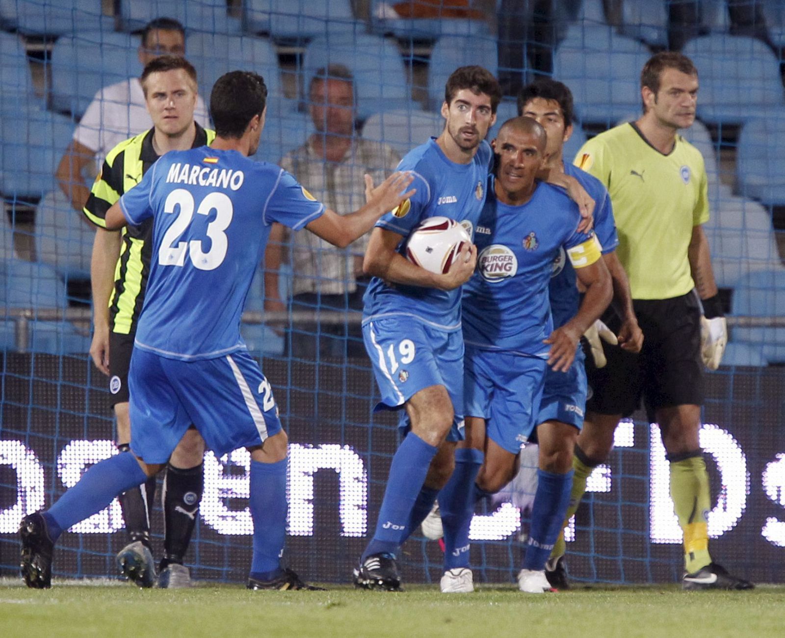 El delantero del Getafe CF, Javier Arizmendi (c), celebra su gol