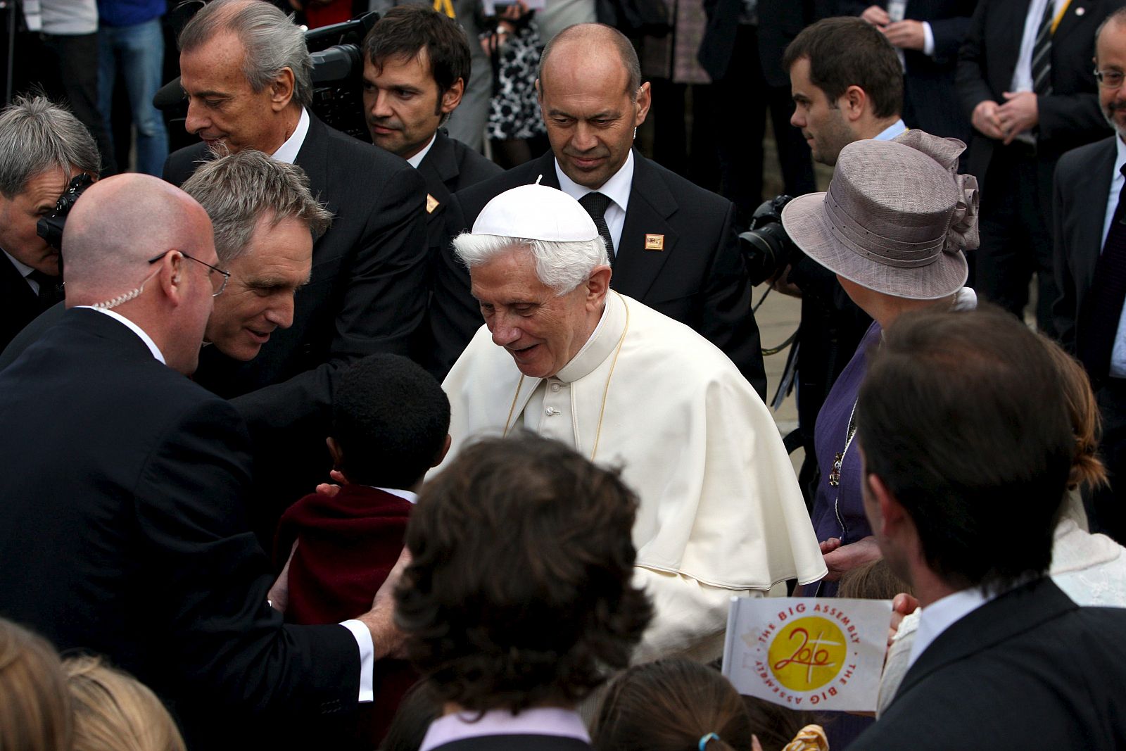 El Papa saluda al pequeño Adam, de 5 años, a su llegada a un acto con niños en Londres.