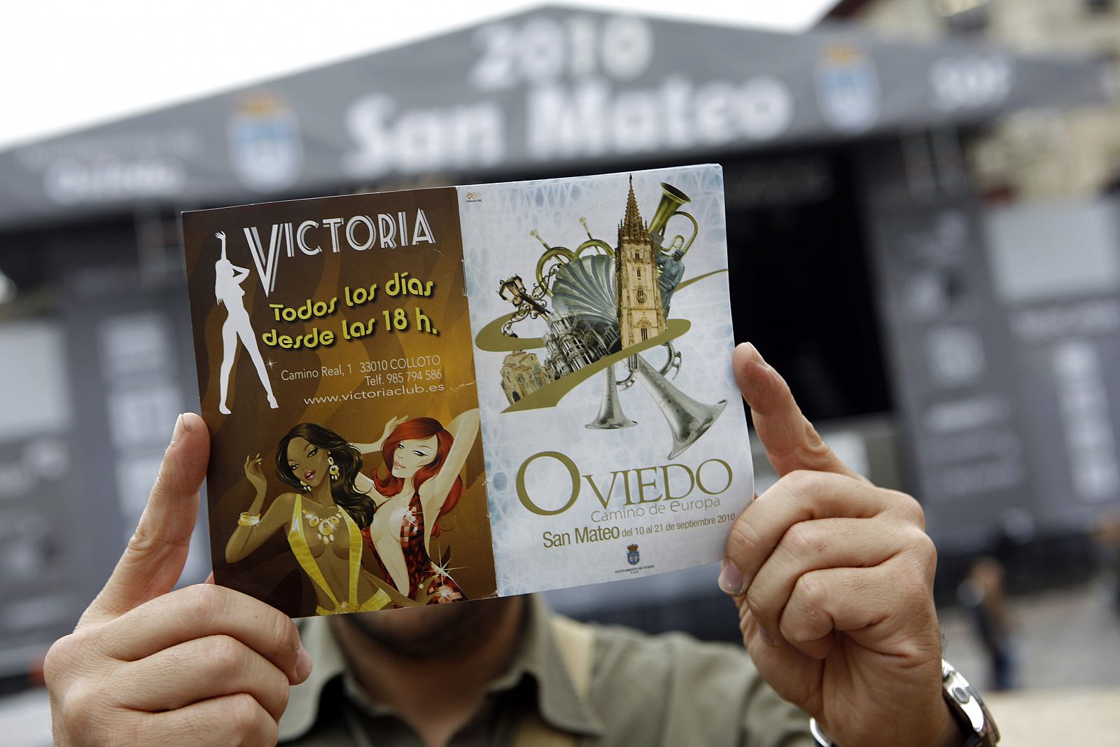 La contraportada del folleto de fiestas de Oviedo es un anuncio de un club de alterne