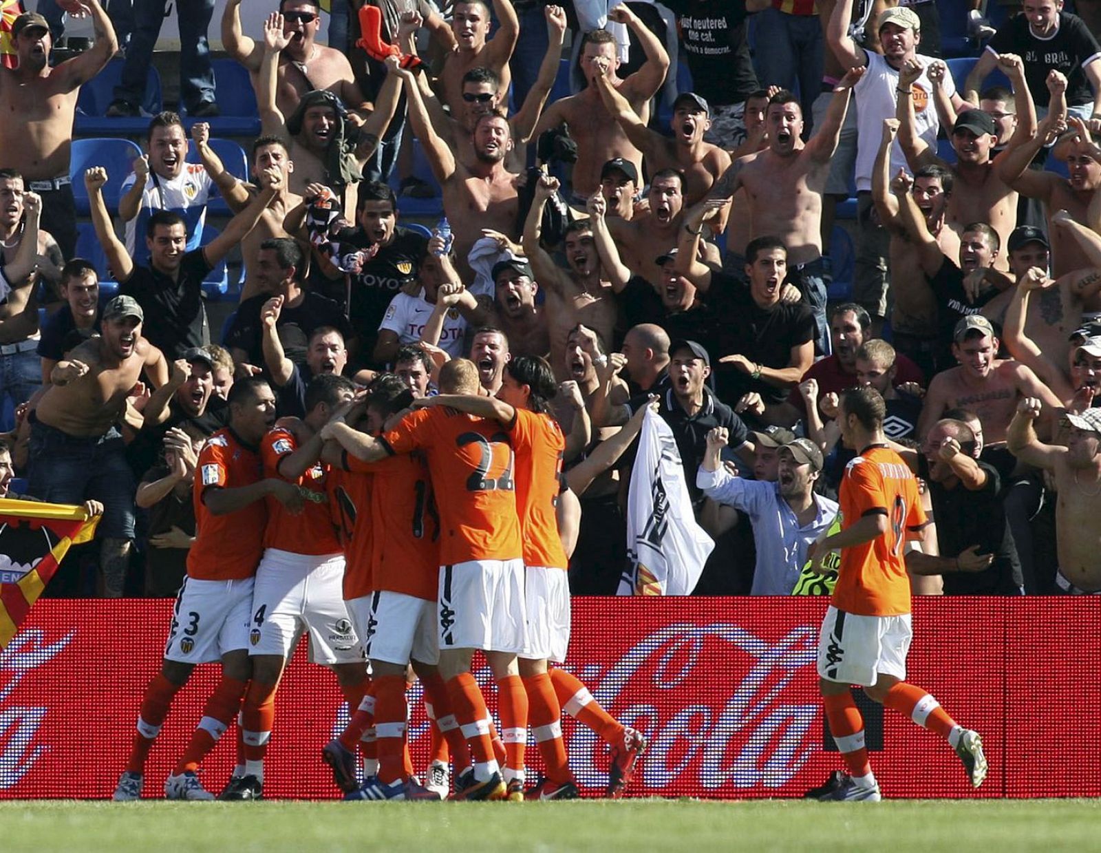 Los jugadores del Valencia CF celebran su segundo gol