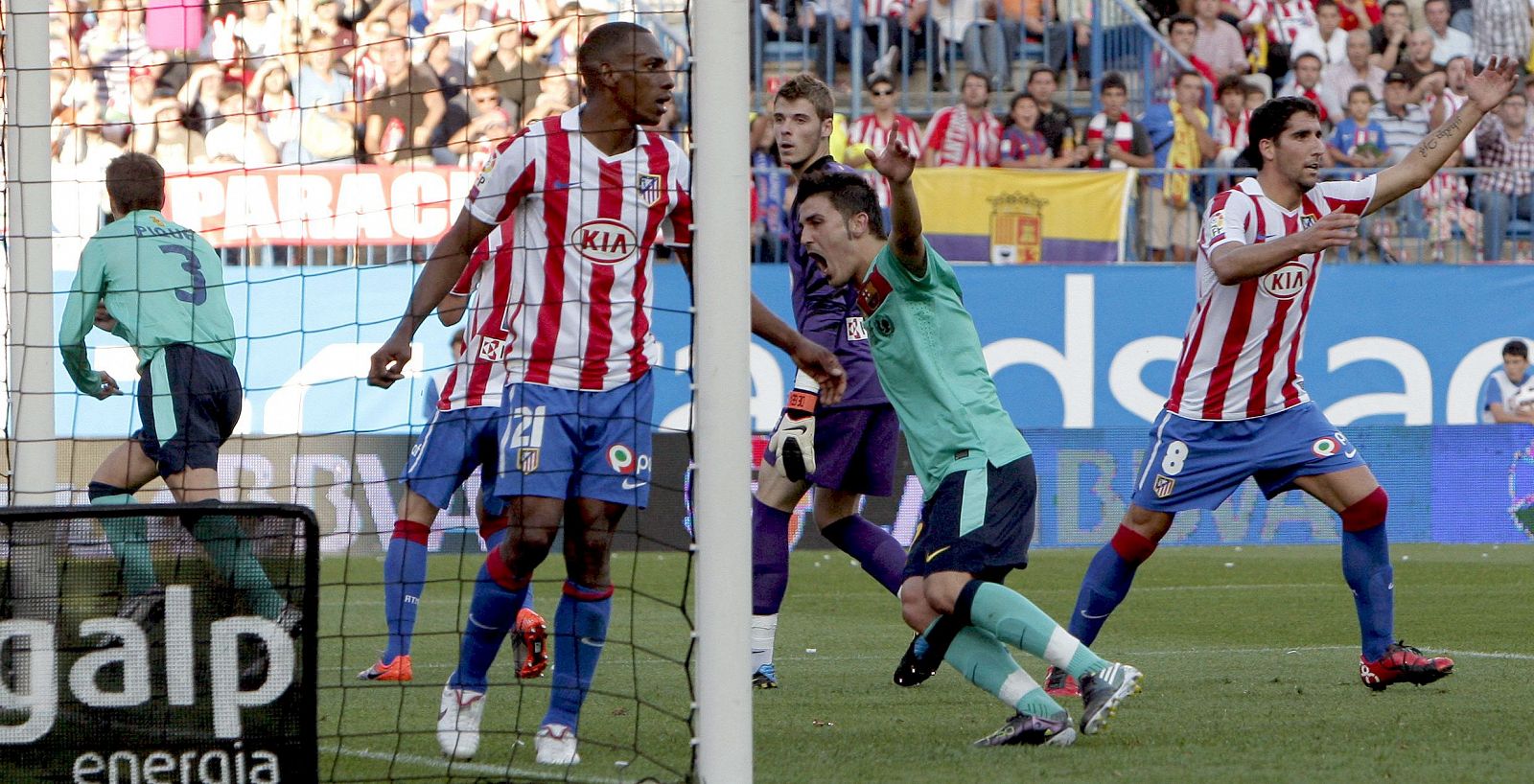 El delantero del FC Barcelona, David Villa (c), celebra el segundo gol de su equipo materializado por el defensa Gerard Piqué