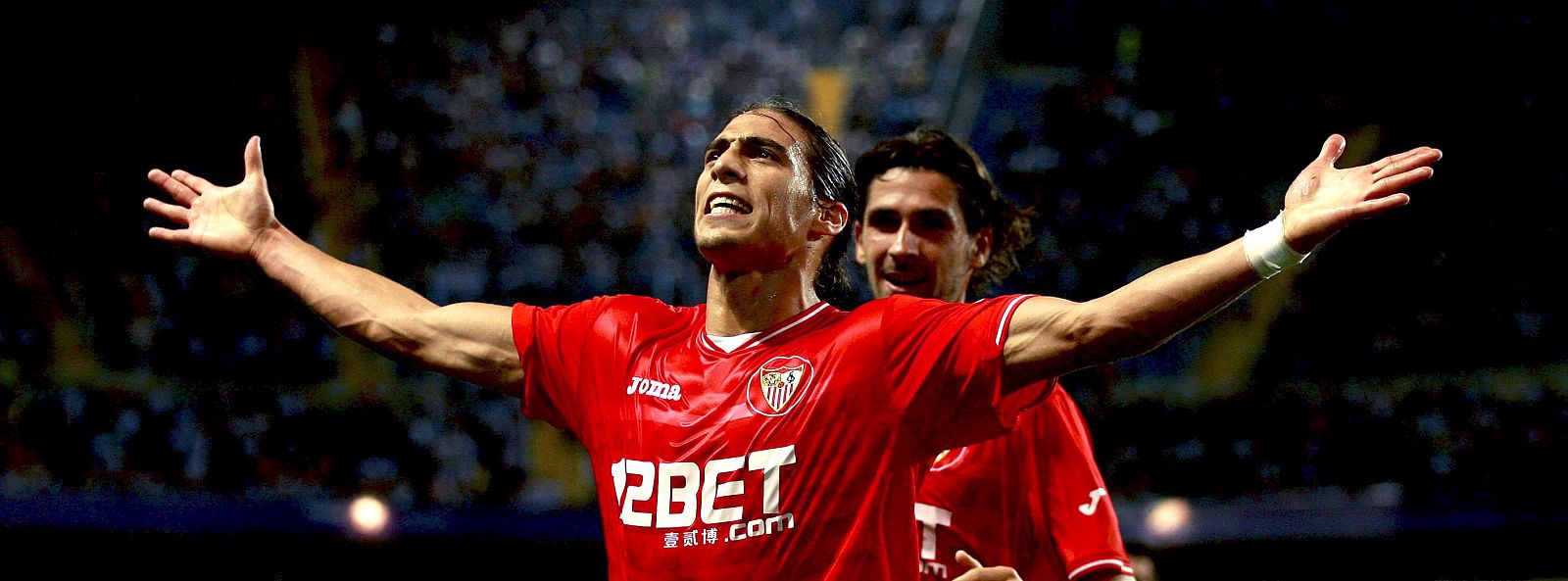 El defensa del Sevilla FC, Martín Cáceres (c), celebra su gol, segundo de su equipo