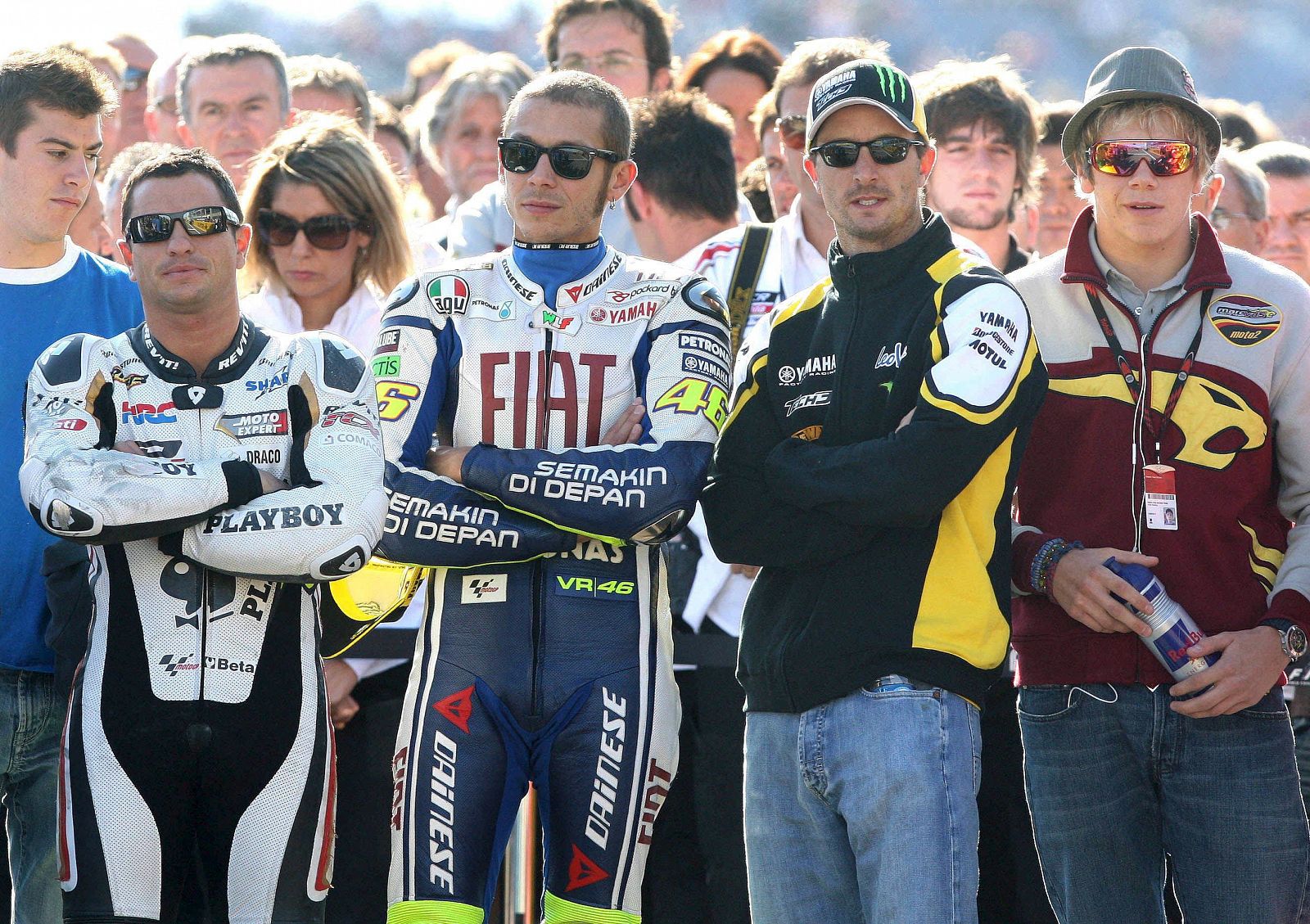 Valentino Rossi durante el minuto de silencio por Tomizawa en el Gran Premio de Aragón.