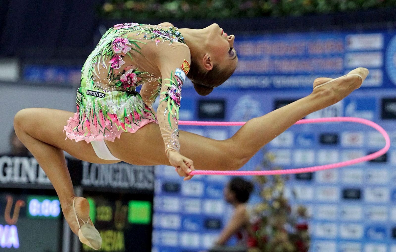 La gimnasta rusa Evgenia Kanaeva ejecuta su ejercicio de cuerda en el Mundial de Moscú.