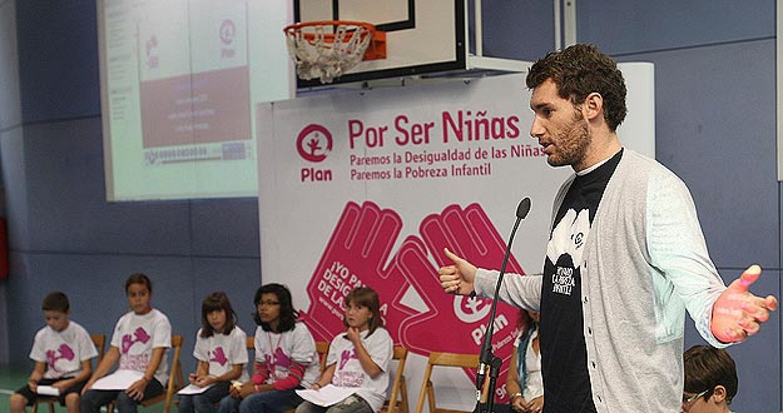El jugador de la selección española y de la NBA Rudy Fernández, durante su presentación como embajador de la ONG " PLAN".