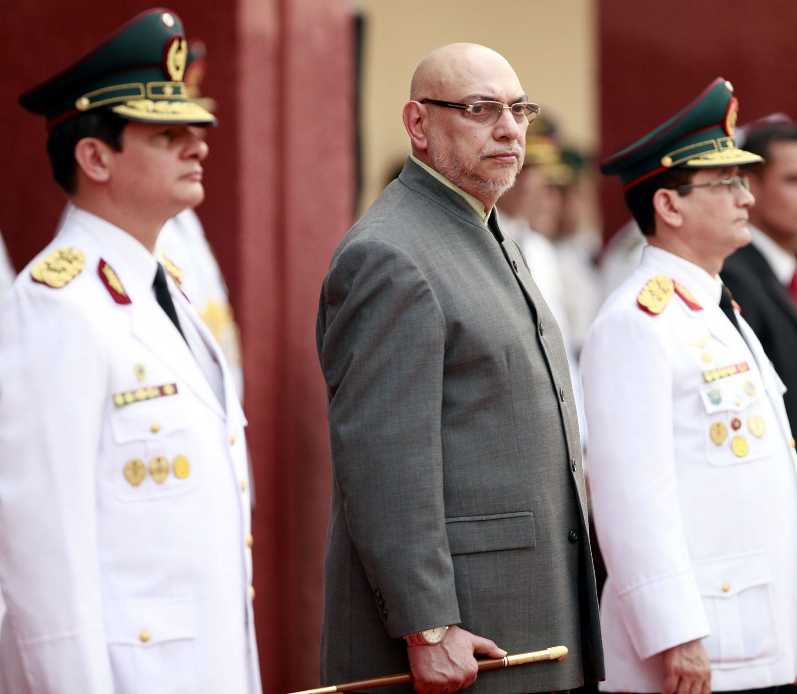 Benicio Melgarejo (dcha.) junto a Fernando Lugo y el general saliente, Óscar Velázquez, en la ceremonia de relevo en Asunción.