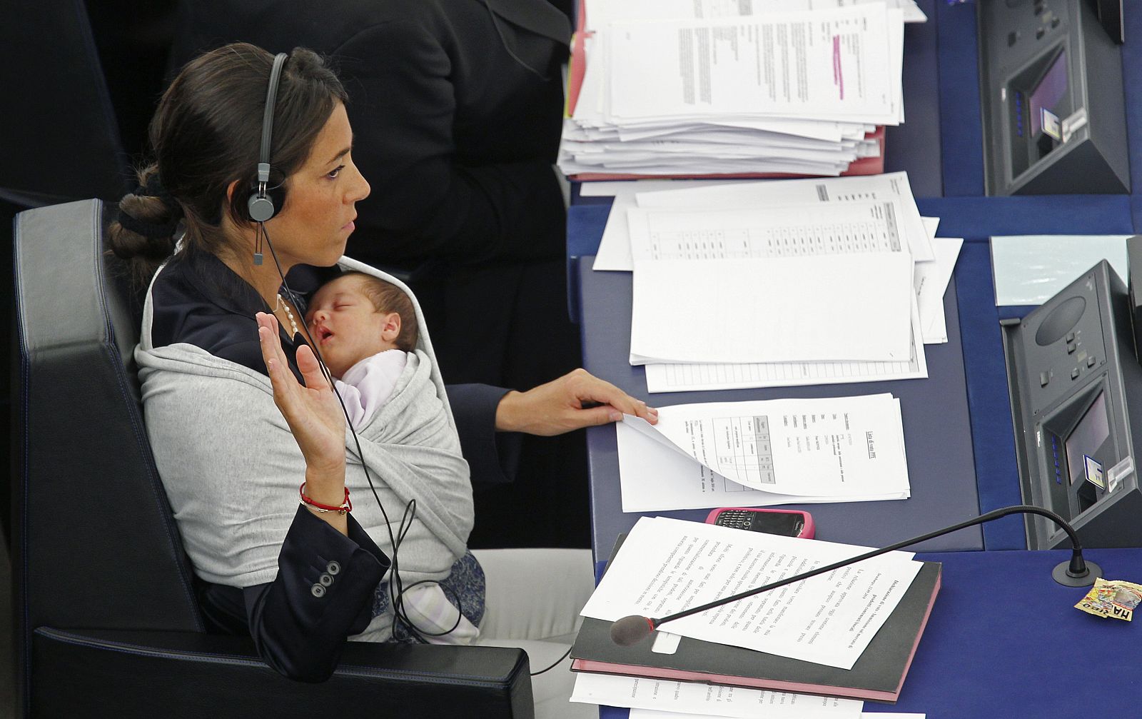 La diputada Ronzulli, junto a su bebé en la sesión del Europarlamento en Estrasburgo.