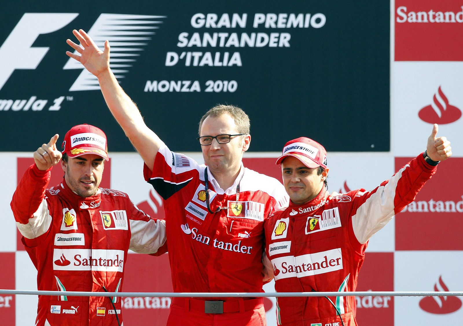 Fernando Alonso junto a Domenicali y Massa en el podio de Monza.