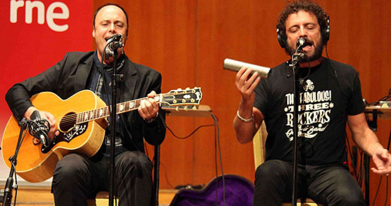 M-Clan, durante el acústico ofrecido en el Teatro Monumental de Madrid