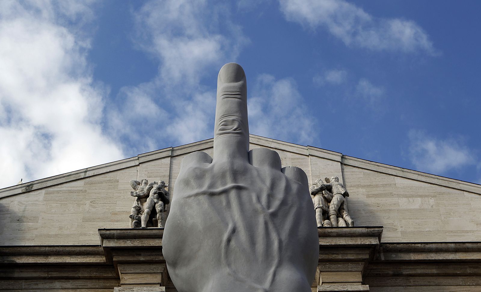 La escultura 'Mano tullida' del escultor Maurizio Cattelan, frente a la Bolsa de Milán.