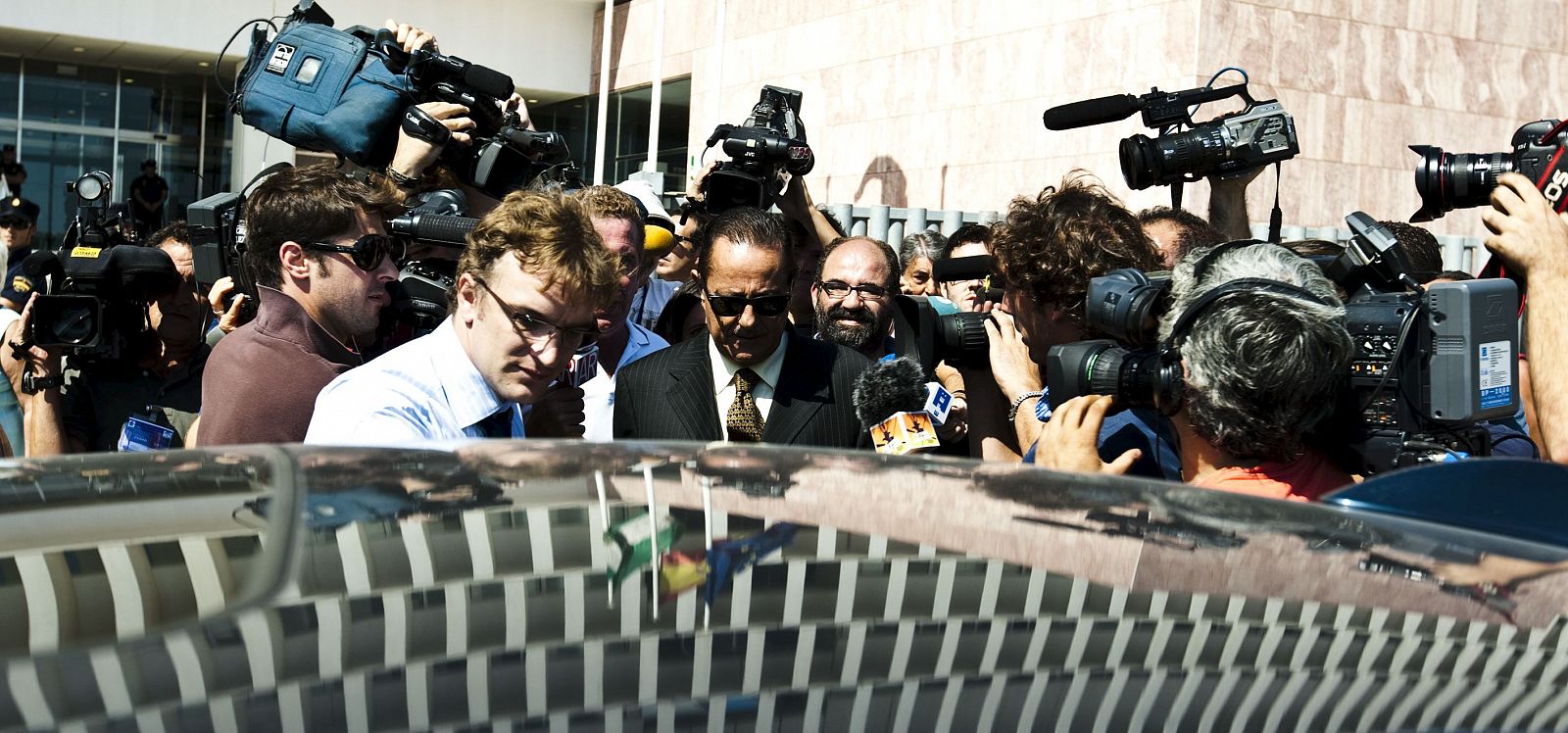 El ex alcalde de Marbella Julián Muñoz (c) a la salida de la Audiencia Provincial de Málaga tras la segunda jornada del juicio del caso Malaya