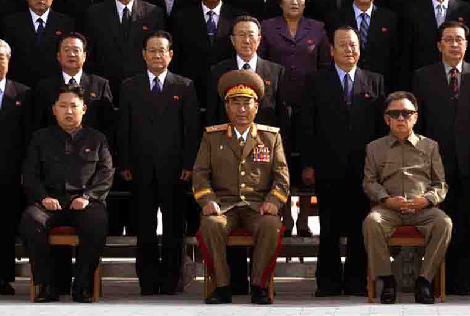 Kim Jong-un (el primero por la izquierda) sentado en primera fila a dos puestos a la derecha de su padre, el líder norcoreano Kim Jong-il.