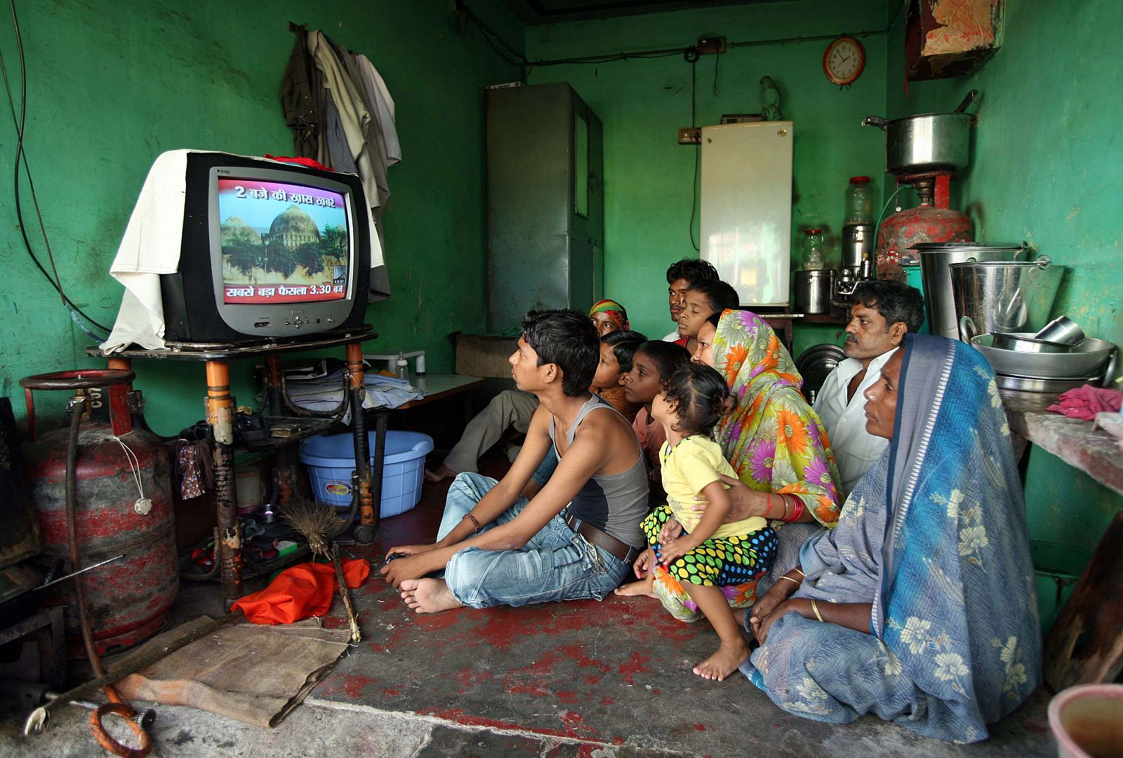 Una familia de Ayodhya, atenta a las últimas noticias de la televisión sobre el lugar sagrado en disputa.