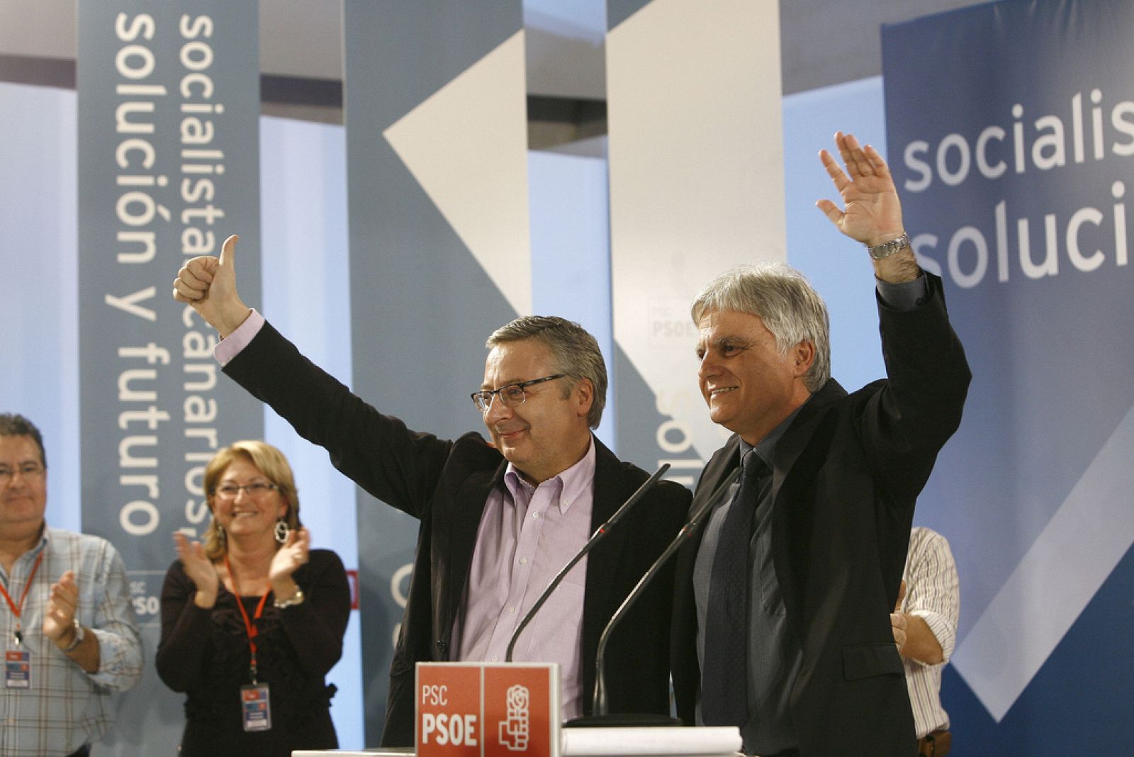 José Miguel Pérez, (derecha) -en la imagen junto al ministro de Fomento, José Blanco- se enfrentará en las primarias canarias con Santiago Pérez, ex portavoz del PSC en el Parlamento Canario.